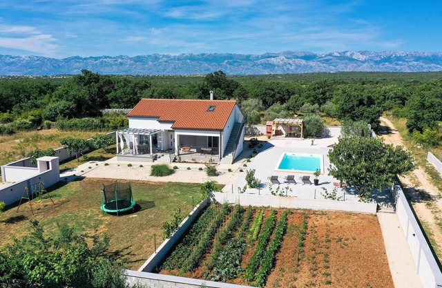 Hermosa casa de 4 dormitorios en Vrsi