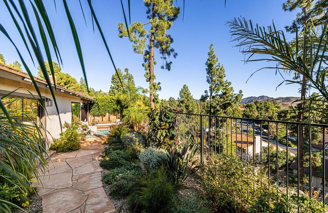 Stunning Mountain views, 30 minutes to Malibu beaches!