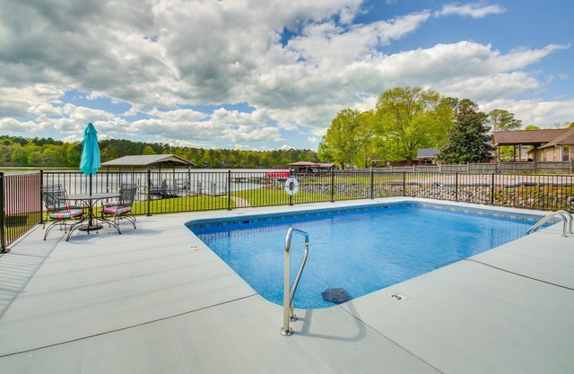 Stunning Lake Hamilton Getaway w/ Hot Tub!