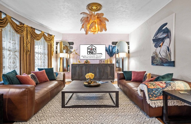 Stunning midtown remodel with 4 kings beds + Parking!