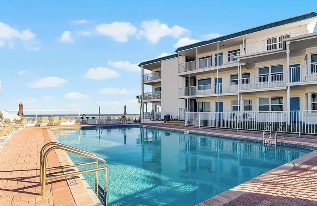 Ground Floor Oceanfront Condo in lovely Daytona Beach. 1 bedroom with AC & WiFi