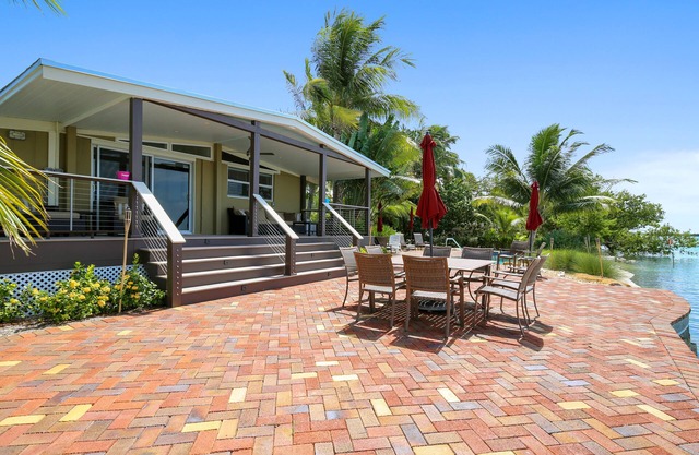 Espectacular, frente al mar, casa acogedora para perros con piscina privada y muelles