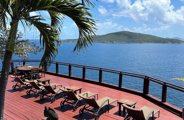 Impresionante, directa villa frente al mar en casi 1. 5 acres muy privados