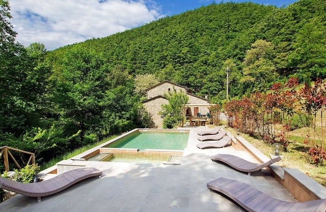 Casa de vacaciones privada con jacuzzi, piscina privada, WIFI, TV, patio, mascotas permitida