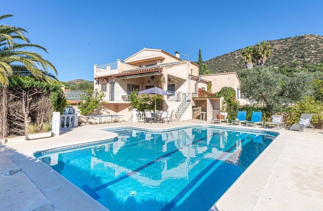 Preciosa casa de vacaciones privada con WIFI, piscina privada, TV, patio y aparcamiento