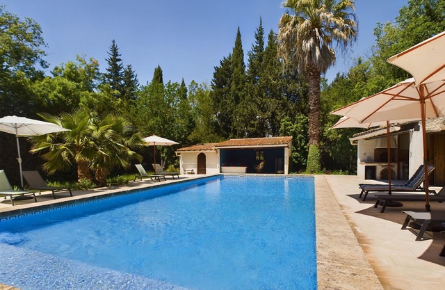 ¡Magnífico Mas Renovado con Piscina en la Tranquilidad de Mouriès!