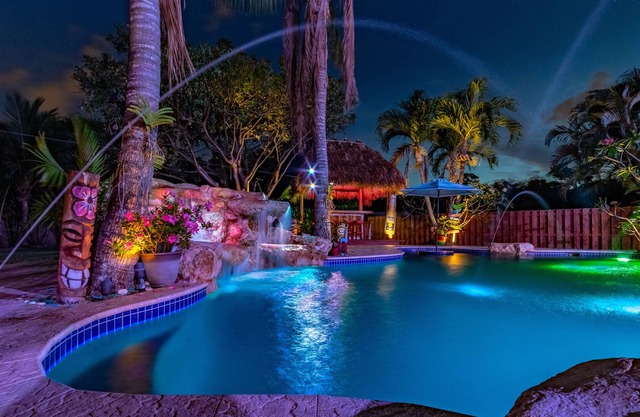 Retiro impresionante. Piscina, cascada, playa. 3 BD