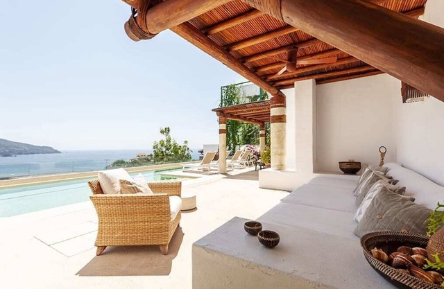 Spectacular house with pool and ocean view in Porto Ixtapa
