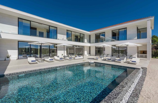 Stunning Seafront House in Istria | Villa Vrsar Magnifique | Contemporary 5 Bedroom Villa | Sauna and Gym | Direct Access To Sea