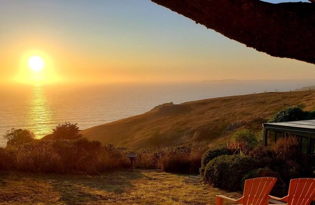 Impresionante y sereno retiro de mar en la costa norte de California