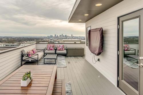 Stunning Skyline Manor - Rooftop Views