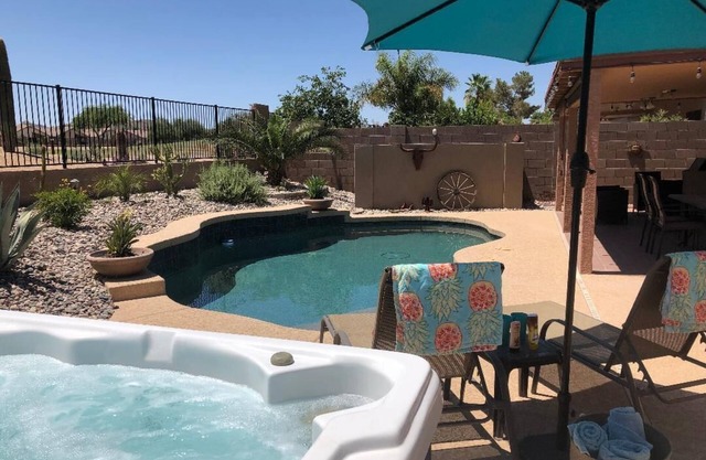 Mira impresionantes puestas de sol desde la terraza de la piscina