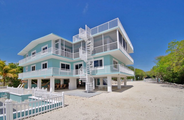 Impresionante Tres Nivel Casa en Key Largo Canal principal con una terraza de la piscina y el techo