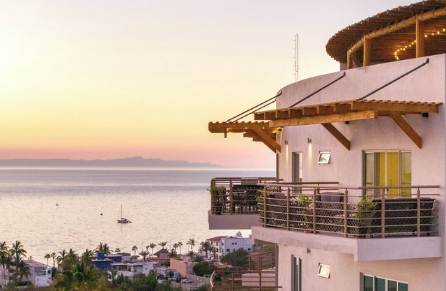 Condo con impresionantes vistas a la ciudad y al mar