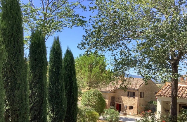 Impresionante posición en el valle. Elegante apartamento en casa de campo italiana, con piscina.