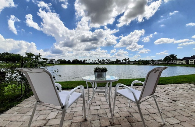 Increíble patio frente al lago - Saddlebrook 2bed / 2bath Condo