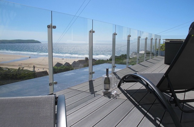 Impresionantes vistas desde el balcón grande y moderno apartamento contemporáneo hermoso