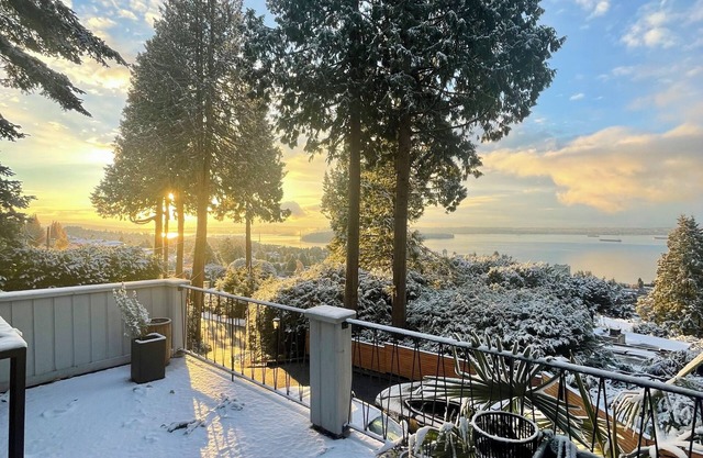 Million-Dollar-View Home in West Vancouver with Pool close to Downtown Vancouver