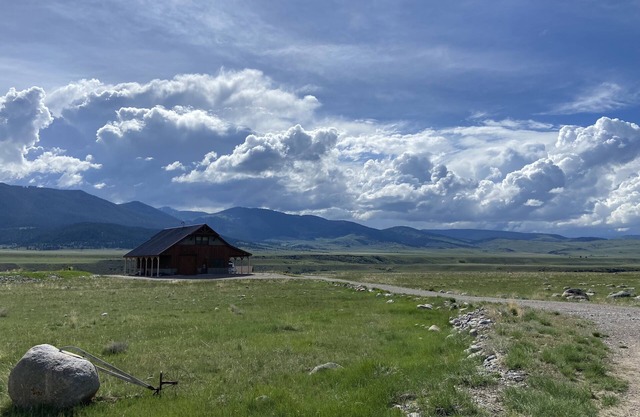Brand New!! Fisherman's retreat with Madison River access. 45 min to YNP!