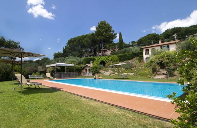 Preciosa casa de vacaciones con piscina privada, jacuzzi, WIFI, A/C, TV, patio y aparcamiento