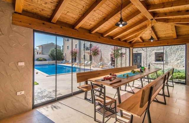 Villa confortable para 20 personas con piscina, cocina exterior y sauna.