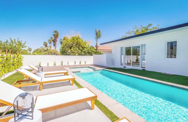 Stunning Villa w pool, mountain views and game room