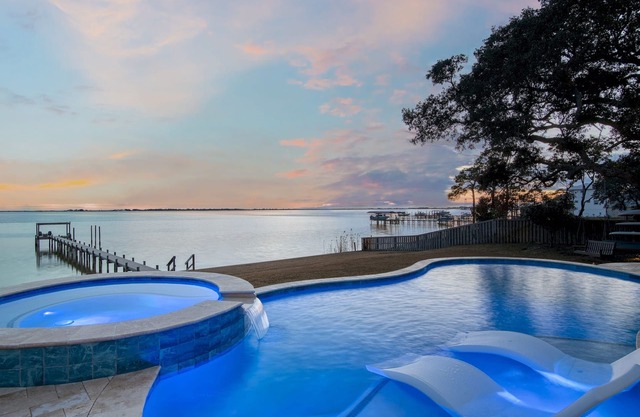 Exquisito Home on Sound con una piscina de borde infinito, spa, playa, muelle, hermoso patio.