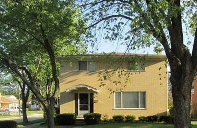 Stunting Sunburst Peaceful Palace Spacious 5-bedroom house in Center Line, MI.