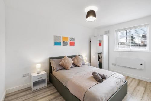 Stylish 1 Bed Apt 4 Min to Airport WiFi & Parking