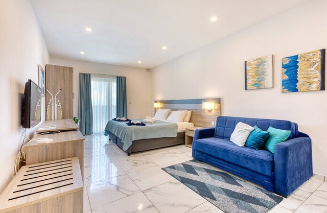 Stylish 1-Bedroom Studio Bay Square 2