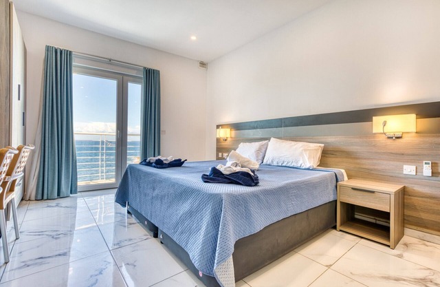 Stylish 1-Bedroom Studio Bay Square 3