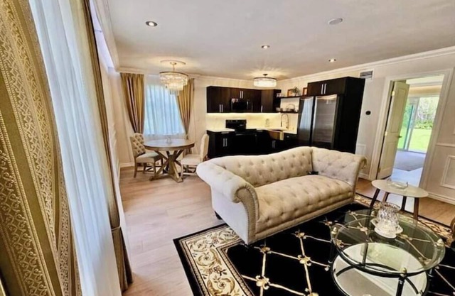 Stylish 1BR Condo w/ Pool, Near Nightlife & Beaches
