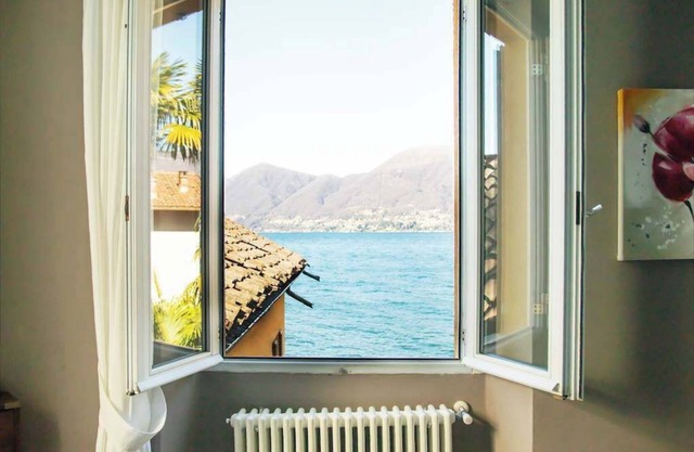 Stylish 2 bedroom lakeside apartment