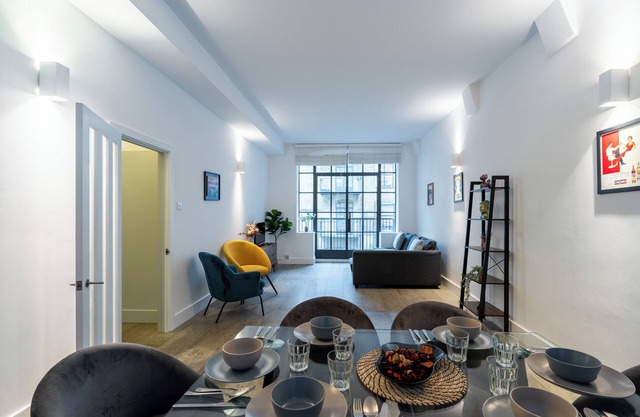 Stylish 2-Bedroom Apartment with Balcony in Clerkenwell
