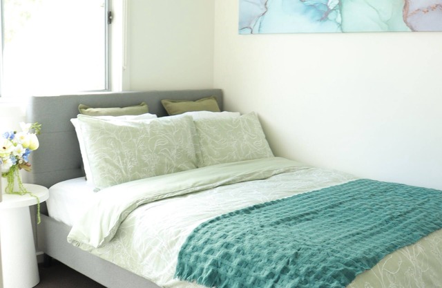 Stylish 2BR Holiday Apartment in Findon 8min to the AirPort, 1min walk to shops.