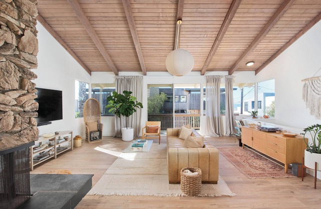Stylish, 3 Bedroom Beach House w/ Ocean Views