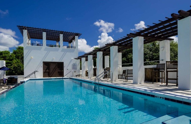 Elegante casa de playa 30A! Piscina comunitaria - Balcón privado - Perfecto para familias - ¡Estacionamiento para 3!