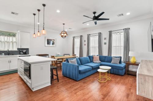 Stylish 3BR w Parking Balcony Walk Everywhere