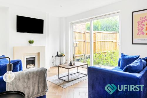 Stylish 4BR House - Near City Hospital, Sherwood, Clinton Market, QMC & City Centre - Sleeps 8