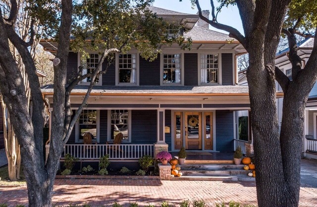 Stylish 5 Bedroom Boutique BnB in Old East Dallas | Insta-Worthy Rooms + Speakeasy Bar
