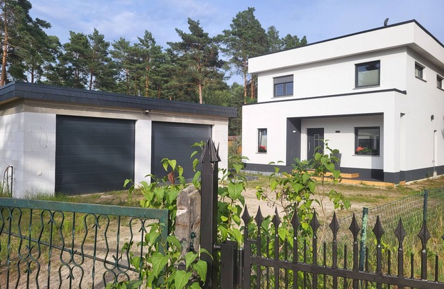Stylish accommodation near the water with large double garage and home gym