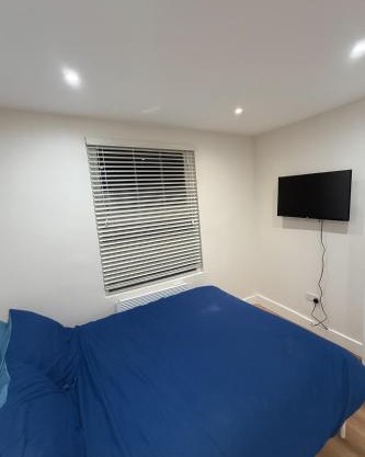 Stylish Acton Studio Fast Central Connection
