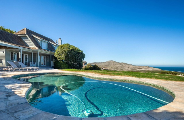 Elegante y espacioso bungalow de lujo con vistas a la piscina y al mar