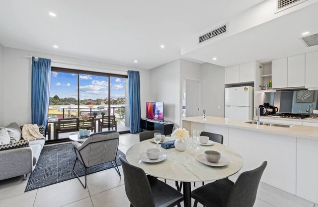 Stylish Apt w/ Balcony Easy Access to Everywhere