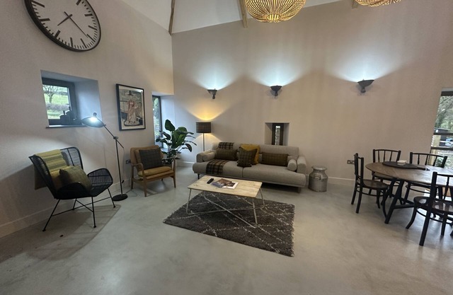 Stylish barn conversion, sleeps 5, with hot tub