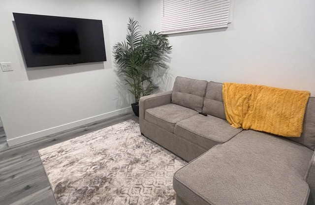 Stylish Basement Suite w/Private Entry & Workspace