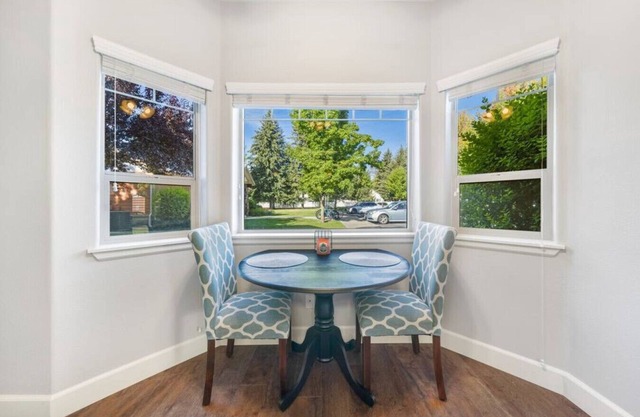 Chic Central Condo ~ Close the Mall!