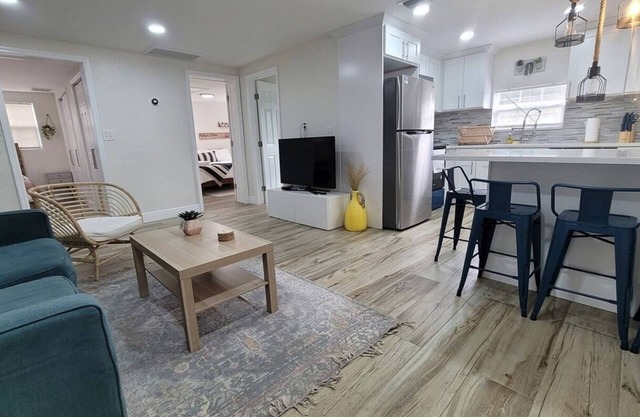 This house is a 2 bedroom(s), 1 bathrooms, located in Tampa, FL.