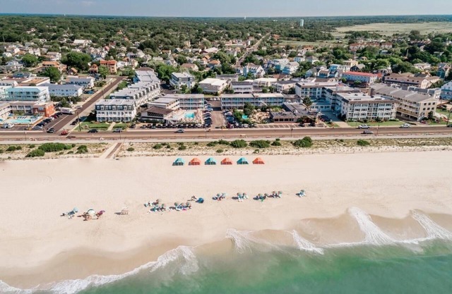 Stylish Coastal Living: Beachfront Relaxation with Pool & Entertainment, 3 Rooms