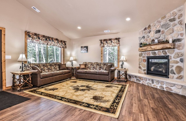 Stylish dog-friendly cabin with hot tub, fireplace, patio, grill, central AC, & W/D